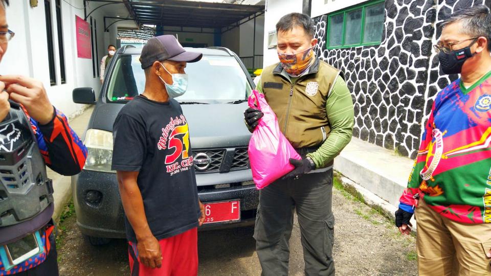 Direktorat Pol PP dan Linmas Kemendagri Beserta Satpol PP Provinsi Jawa Barat Berikan Bansos dan Patroli Prokes Jabar