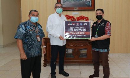 Wako Riza Falepi Serahkan Donasi Masyarakat Payakumbuh Peduli Palestina