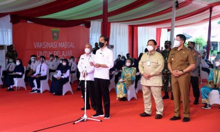 Presiden Joko Widodo Tinjau Vaksinasi Pelajar di Kota Samarinda