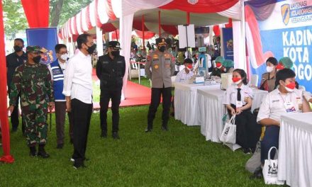 Presiden Tinjau Kegiatan Vaksinasi Kolaborasi Kebangsaan bagi Para Pelajar