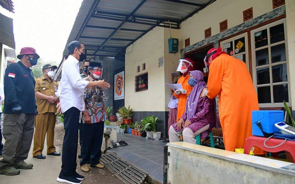 Presiden Tinjau Program Vaksinasi dari Pintu ke Pintu di Kota Cirebon