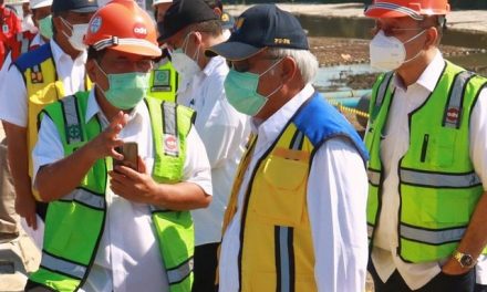 Menteri ATR/Kepala BPN bersama sejumlah menteri dan kepala daerah meninjau proyek pembangunan Tanggul Pengaman Pantai di Jakarta Utara