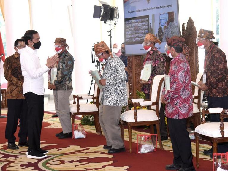 Presiden Serahkan Sertifikat Redistribusi Tanah Objek Reforma Agraria