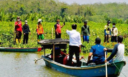 Saat Presiden Naik Perahu Seberangi Sungai untuk Sapa Warga