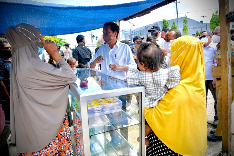 Saat Presiden Hampiri Pedagang Kaki Lima yang Bentangkan Spanduk