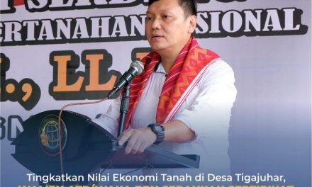 Tingkatkan Nilai Ekonomi Tanah di Desa Tigajuhar, Wamen ATR/Waka BPN Serahkan Sertipikat Konsolidasi Tanah