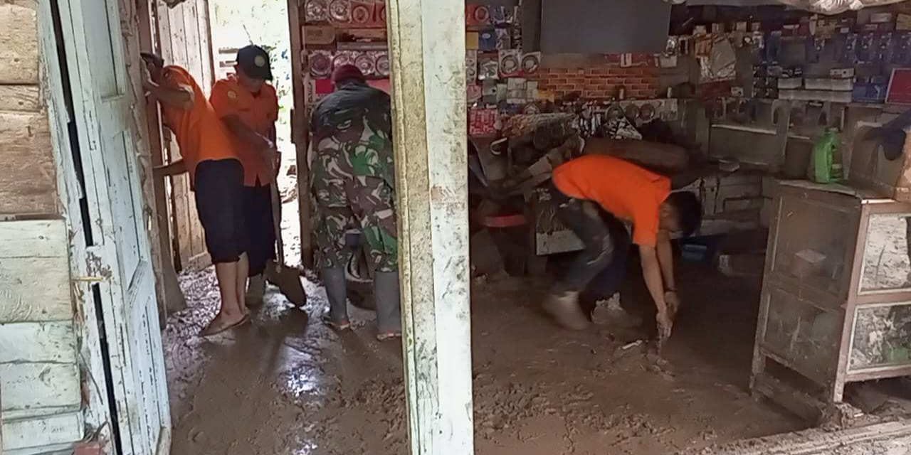 Banjir Bandang yang Telah Surut Rusakkan Dua Rumah Warga Dharmasraya