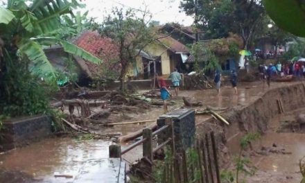 Satu Jembatan Rusak Berat Akibat Banjir Bandang di Kabupaten Garut