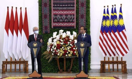 Bertemu PM Malaysia, Presiden Jokowi Dorong Penyelesaian MoU Perlindungan TKI dan Negosiasi Batas Negara