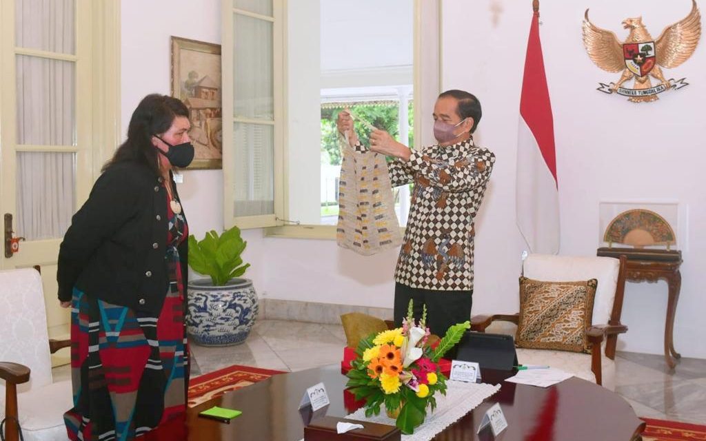 Terima Kunjungan Menlu Selandia Baru, Presiden Hadiahkan Tas Noken Papua