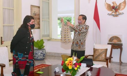 Terima Kunjungan Menlu Selandia Baru, Presiden Hadiahkan Tas Noken Papua