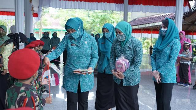 Wujudkan Keluarga Sehat Tanggap dan Tangguh Bencana di Jatim, TP PKK Pusat Salurkan Berbagai Paket Bantuan