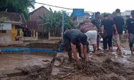 Satu Rumah Warga Garut Hanyut dan 20 KK Mengungsi Akibat Banjir