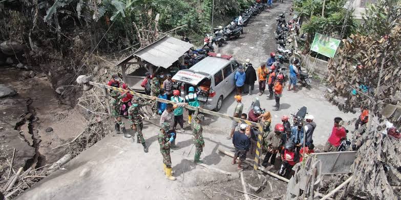 BNPB Imbau Kuatkan Solidaritas dan Empati Kepada Warga Terdampak Bencana di  Pengungsian