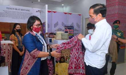 Saat Presiden Jokowi Beli Jaket Bomber dengan Motif Khas Dayak Sintang