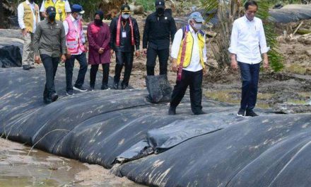 Presiden Tinjau Pembangunan Tanggul Pengendali Banjir dan Serahkan Bantuan Sosial