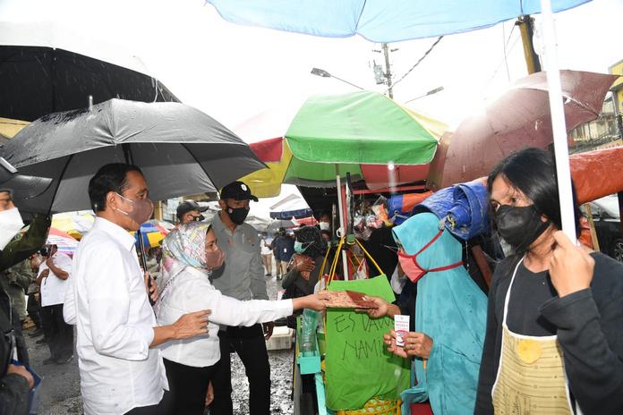 Presiden Serahkan Bantuan Tunai bagi Pedagang di Pasar Kertek