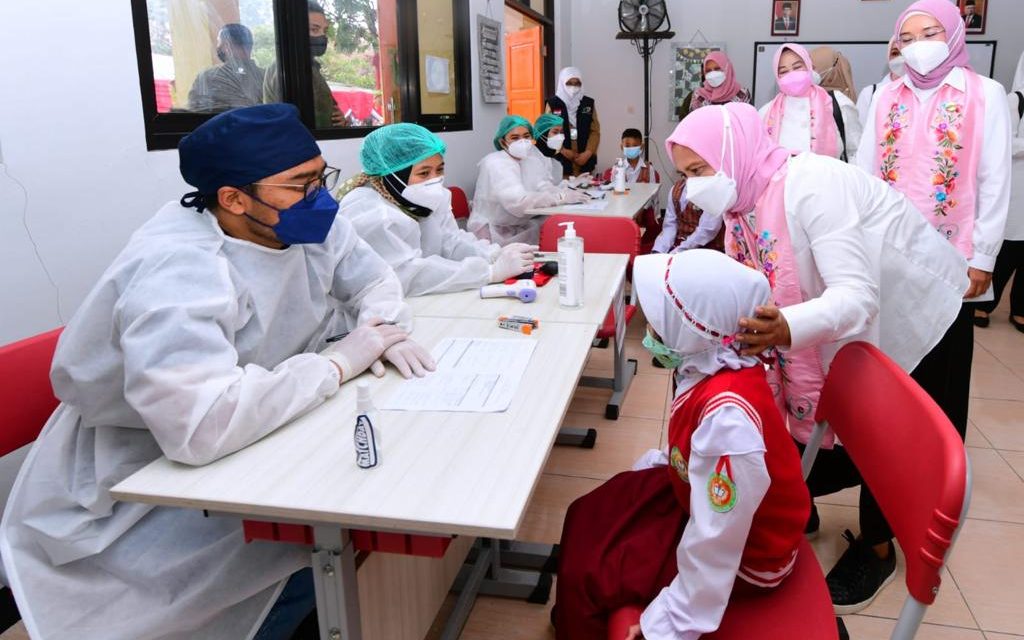 Ibu Iriana Tinjau Vaksinasi Anak dan Serahkan Bantuan Sosial