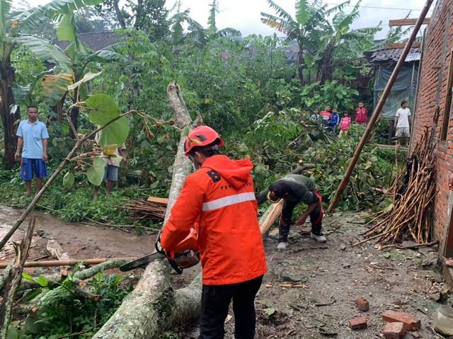 Angin Kencang Akibatkan Sembilan Rumah Warga Temanggung Rusak