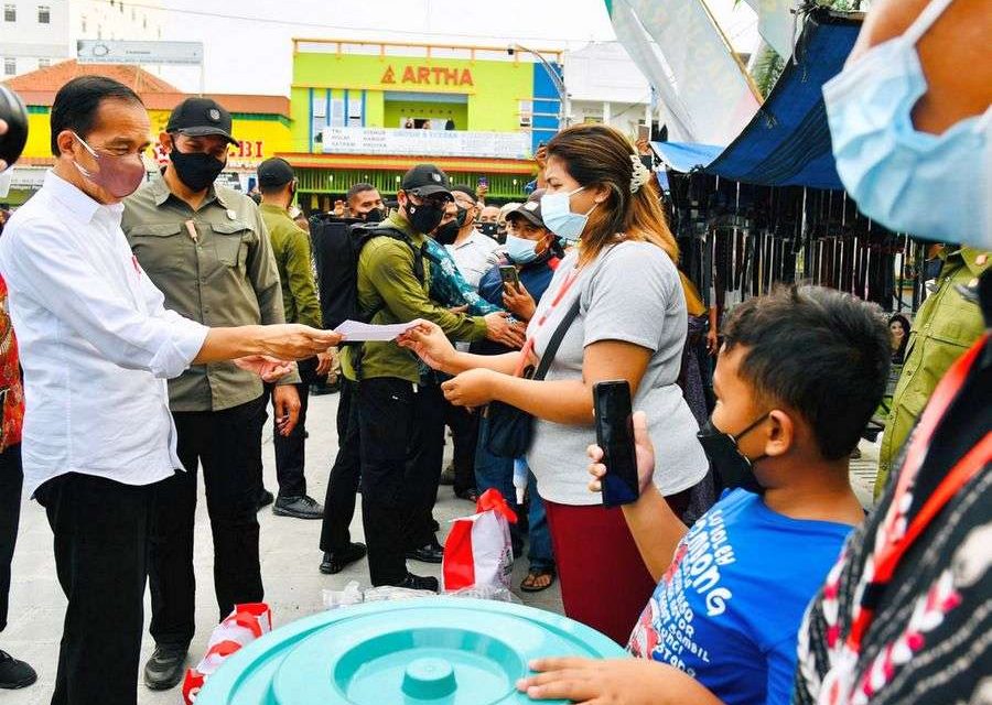 Kunjungi Pasar Purwodadi, Presiden Ingatkan Jalankan Protokol Kesehatan