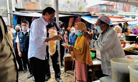 Presiden Berikan Tambahan Modal bagi Pedagang di Pasar Baru Tanjung Enim