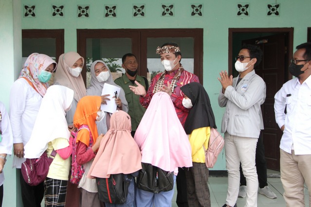 Dirjen Bina Pemdes Tinjau Pusat Pembelajaran Bahasa Inggris Desa Babakan Asem