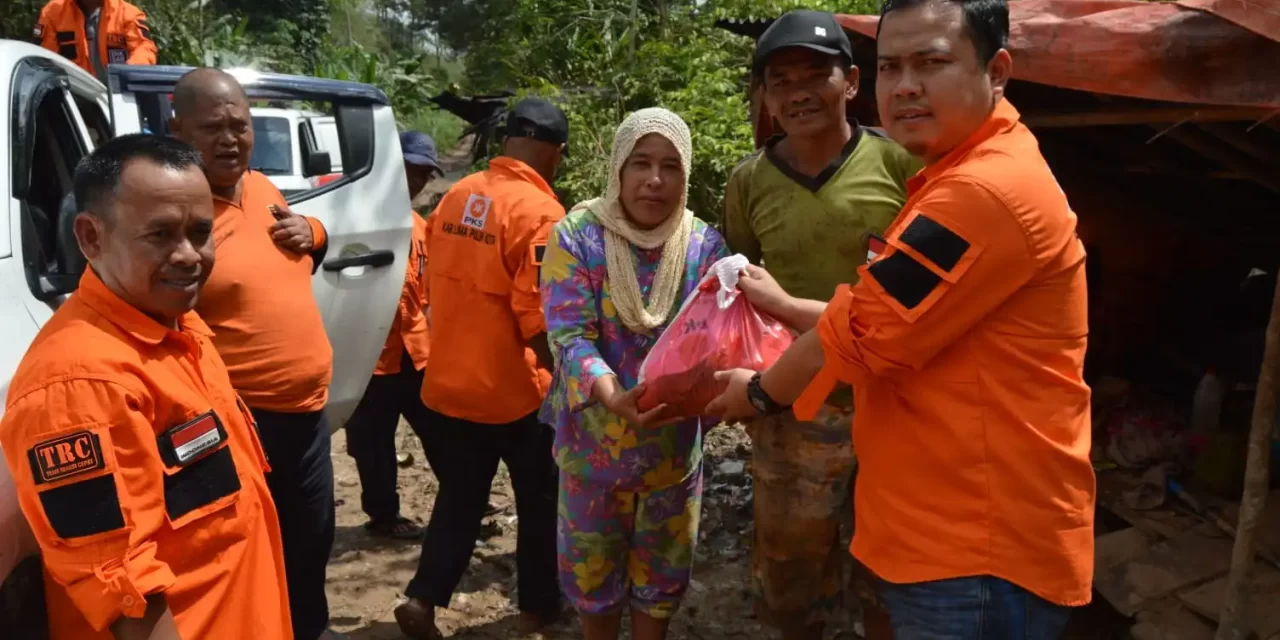 Peduli Korban Banjir, PKS Limapuluh Kota Salurkan Bantuan Sembako ke Galugua