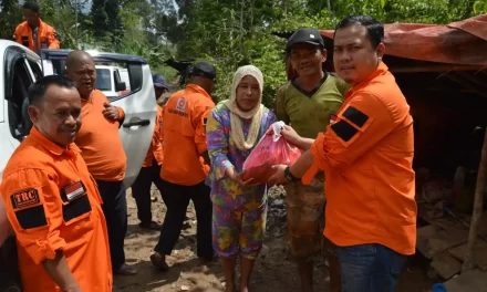 Peduli Korban Banjir, PKS Limapuluh Kota Salurkan Bantuan Sembako ke Galugua