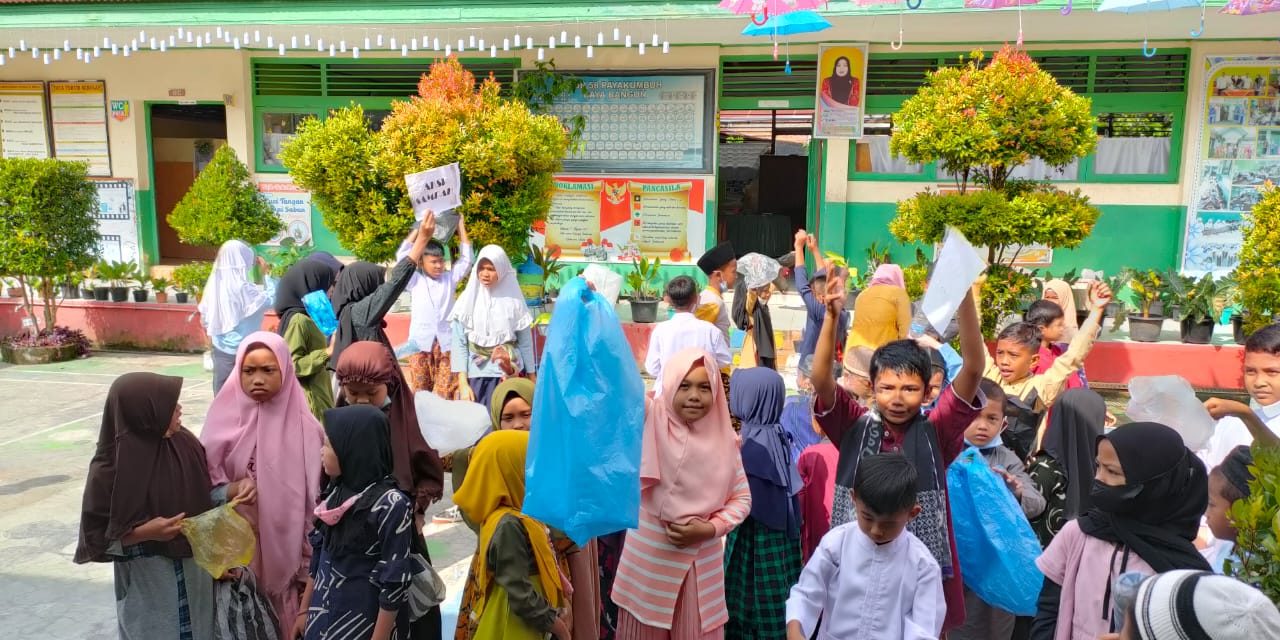 Semangat Siswa SDN 58 Batang Agam Gelar Pengajian dan Bersih-Bersih Lingkungan