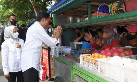 Salurkan Bansos di Surakarta, Presiden Harap Ekonomi Pulih Kembali