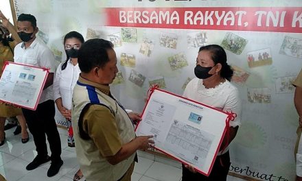 Mendagri Serahkan Dokumen Kependudukan Hasil Layanan Gerbangdutas Kepulauan Talaud