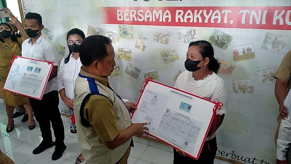 Mendagri Serahkan Dokumen Kependudukan Hasil Layanan Gerbangdutas Kepulauan Talaud