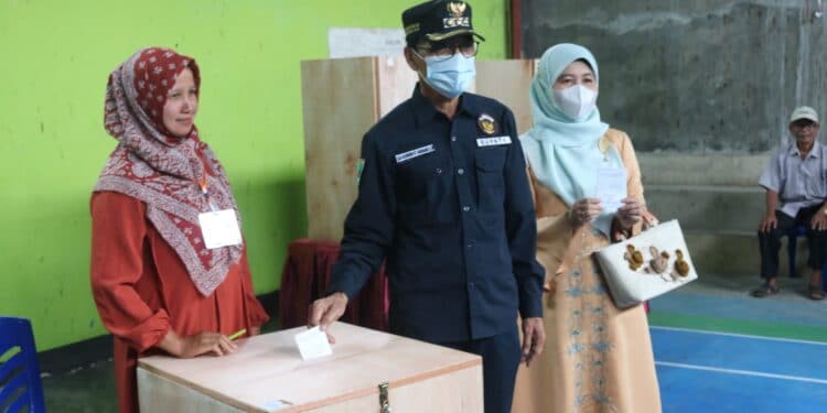 Sukseskan Pilwanag Serentak, Bupati 50 Kota Mencoblos Di TPS 6