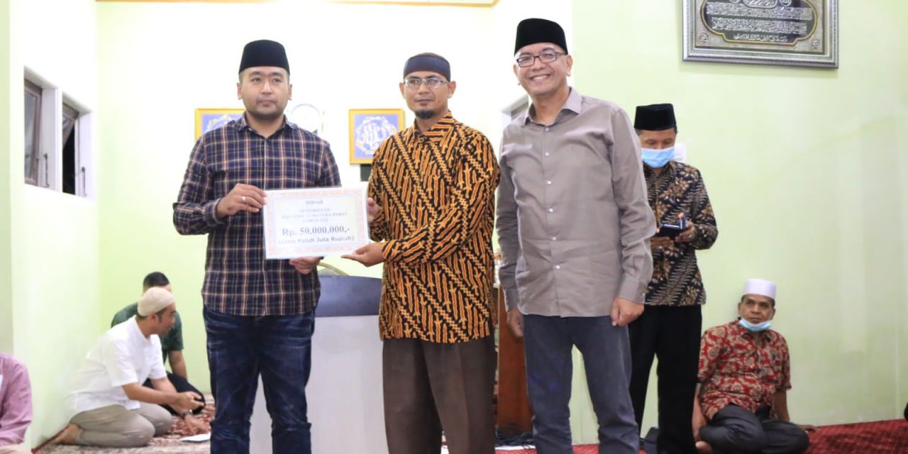 Tim Ramadhan Wagub Sumbar Serahkan Bantuan Untuk Mesjid AWustha Parik Rantang