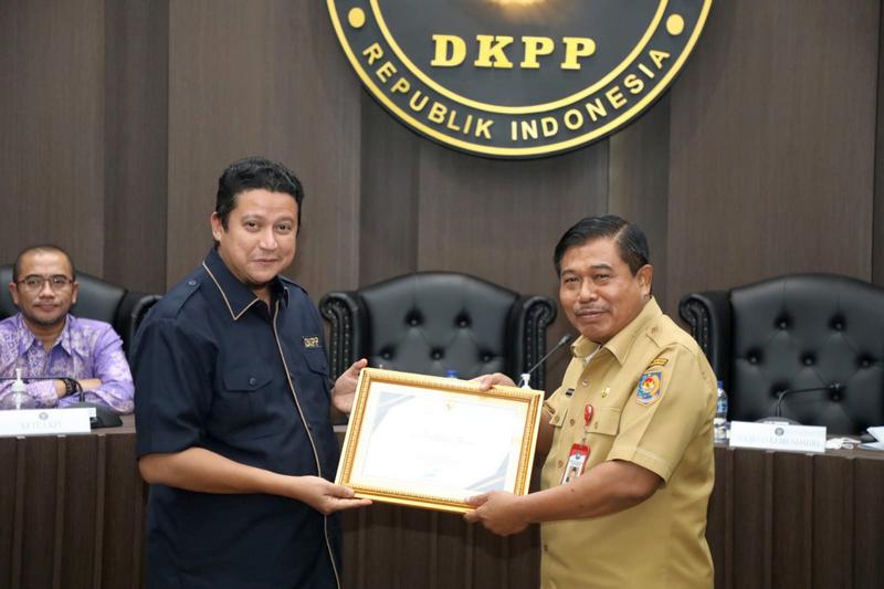 Sekjen Kemendagri Terima Penghargaan dari DKPP