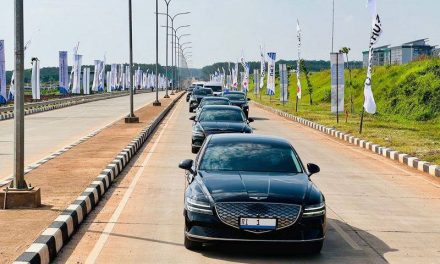 Saat Presiden Jokowi dan Ibu Iriana Jajal Mobil Listrik