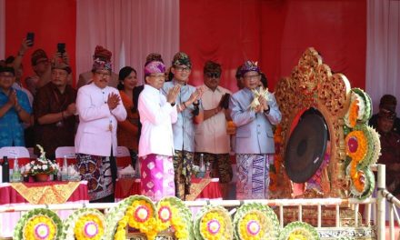 Kenakan Baju Adat Bali, Mendagri Lepas Peed Aya sekaligus Buka Secara Resmi Pesta Kesenian Bali ke-44