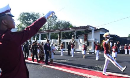 Tiba di Akpol, Presiden dan Ibu Iriana Disambut Tradisi Penyambutan oleh Taruna