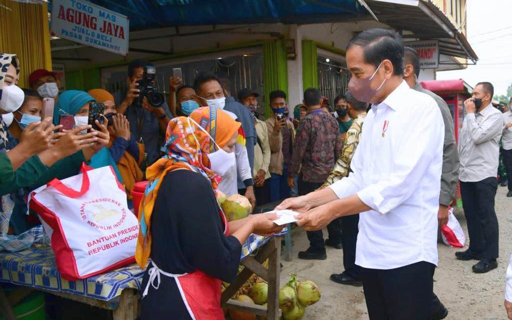 Presiden Serahkan Bansos untuk Pacu Pertumbuhan Ekonomi dan Jaga Daya Beli Masyarakat