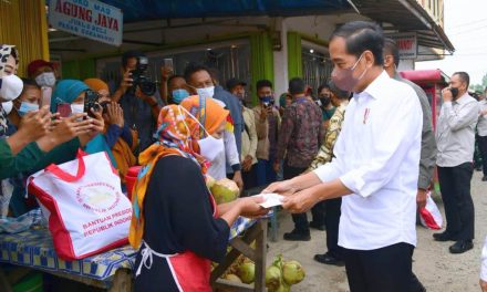 Presiden Serahkan Bansos untuk Pacu Pertumbuhan Ekonomi dan Jaga Daya Beli Masyarakat