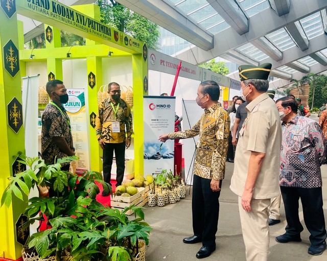 Di Stand Kodam Pattimura, Jokowi Cermati Sukun