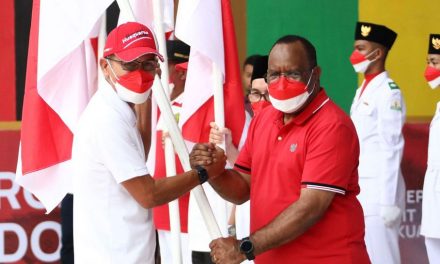 Pupuk Nasionalisme, John Wempi Wetipo Serahkan Bendera Merah Putih kepada Masyarakat Aceh