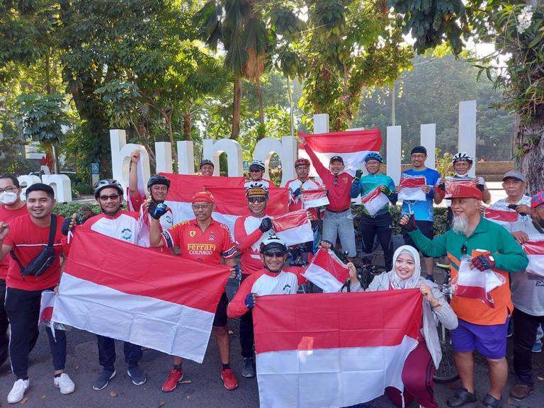 Ditjen Polpum Kemendagri Bersama BNPT Bagikan Bendera Merah Putih