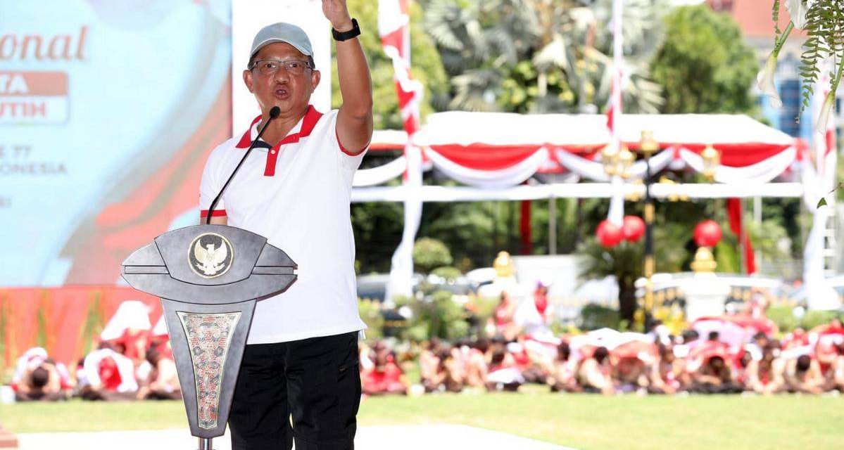 Bagikan Bendera Merah Putih di Surabaya, Mendagri Ingatkan Pentingnya Merawat Kebangsaan