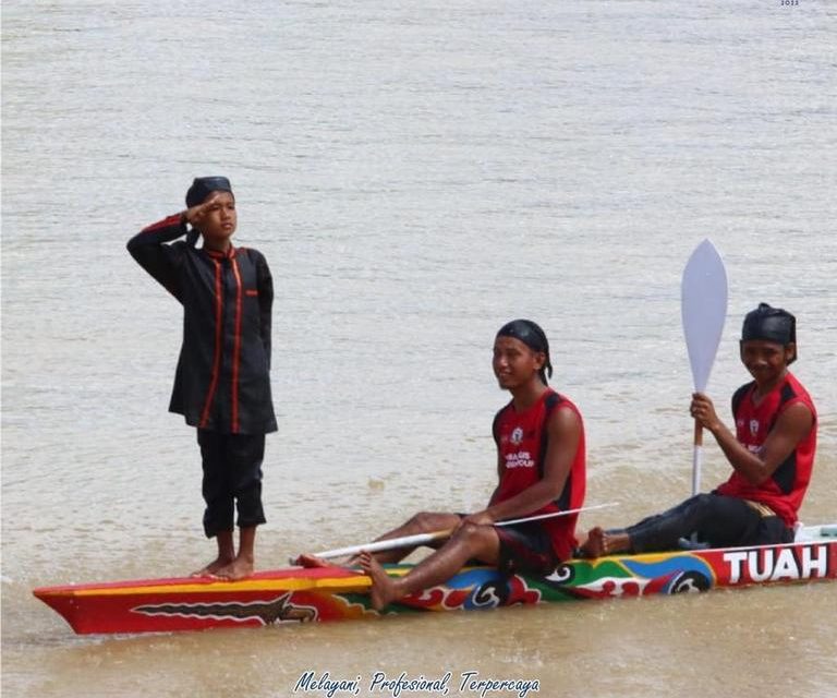 Hadiri Festival Pacu Jalur 2022, Wakil Menteri ATR/Wakil Kepala BPN Serahkan Sertipikat Tanah Lintas Sektor bagi Pelaku UMKM