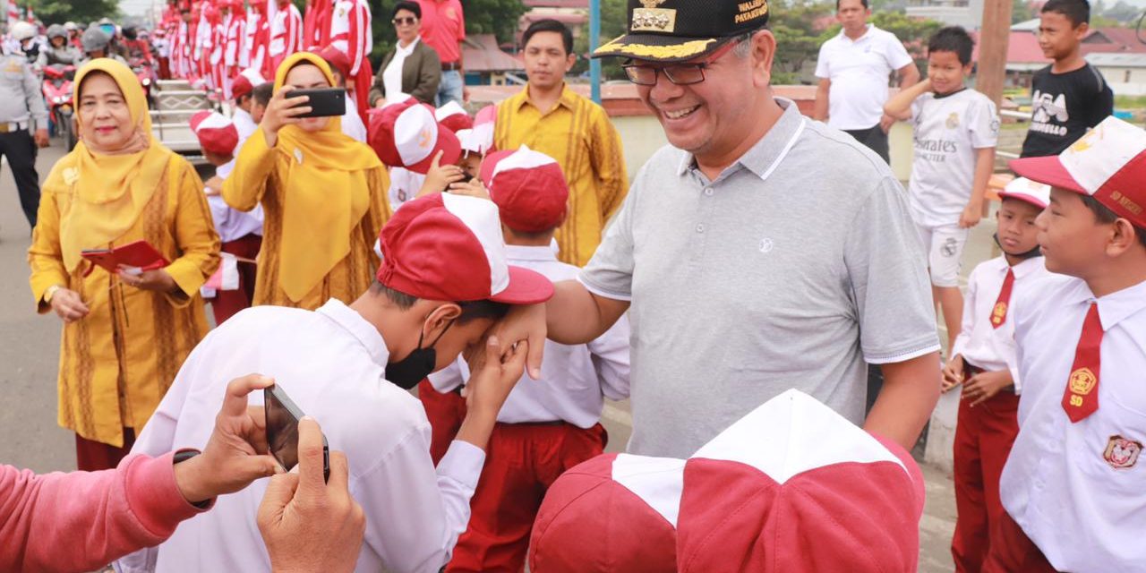 Wali Kota Payakumbuh Bagikan 2.500 Bendera Merah Putih Kepada Masyarakat Yang Melintas