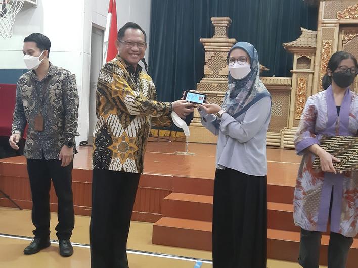 Mendagri Serahkan KTP Digital dan KK kepada WNI di Jepang