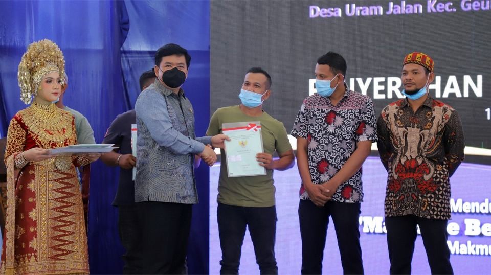 Menteri ATR/Kepala BPN Bagikan 661 Sertipikat Hasil Redistribusi Tanah kepada Warga Aceh Utara