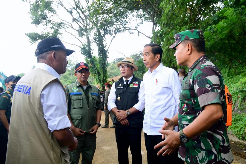 Presiden Gunakan Jalur Darat ke Cianjur Pastikan Penanganan Korban Gempa