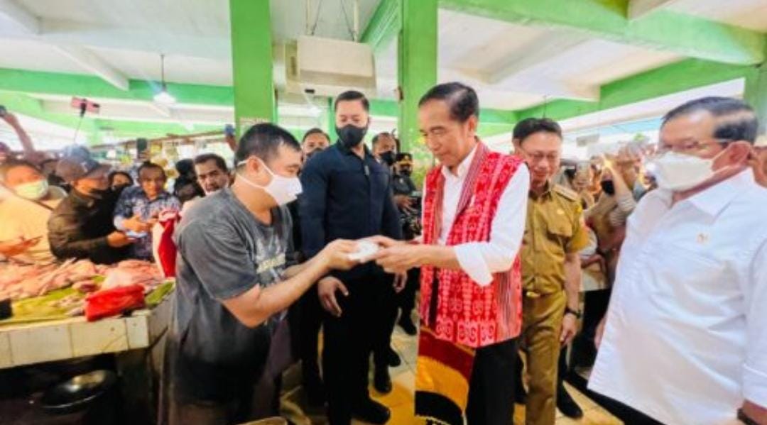 Presiden Jokowi Cek Harga Bahan Pangan di Pasar Kemuning Pontianak